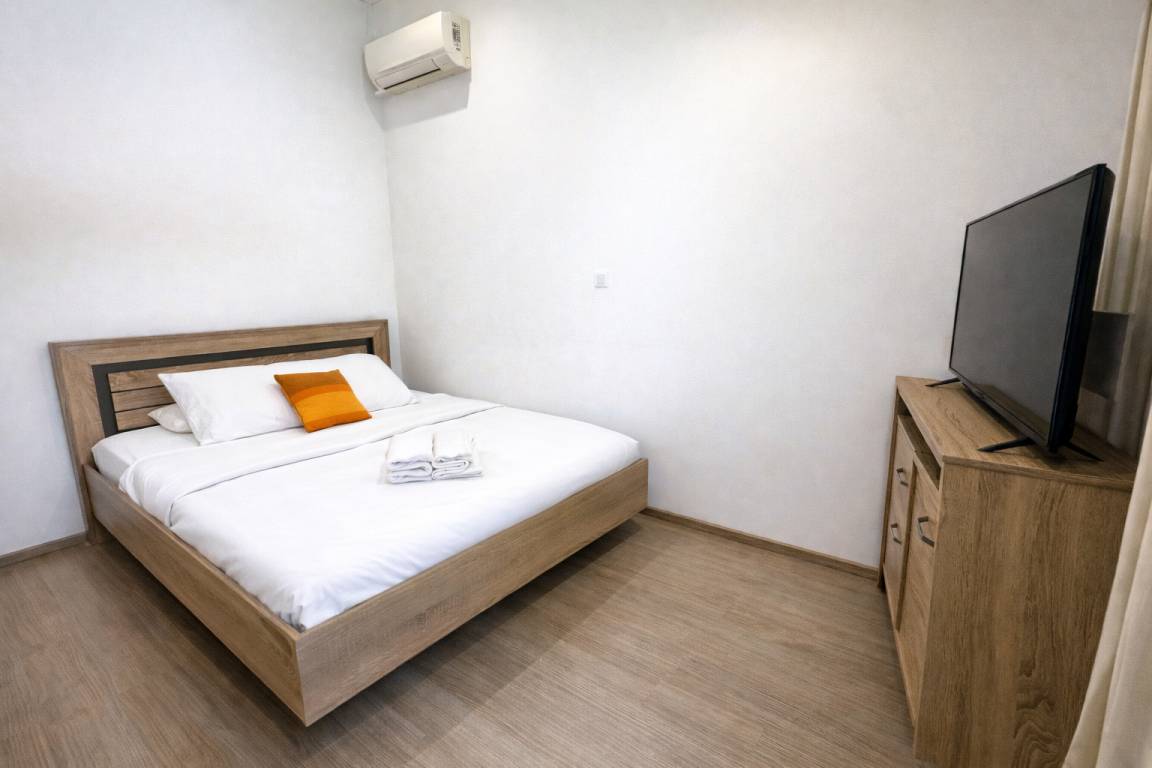 Chambre climatisée avec lit double et télévision