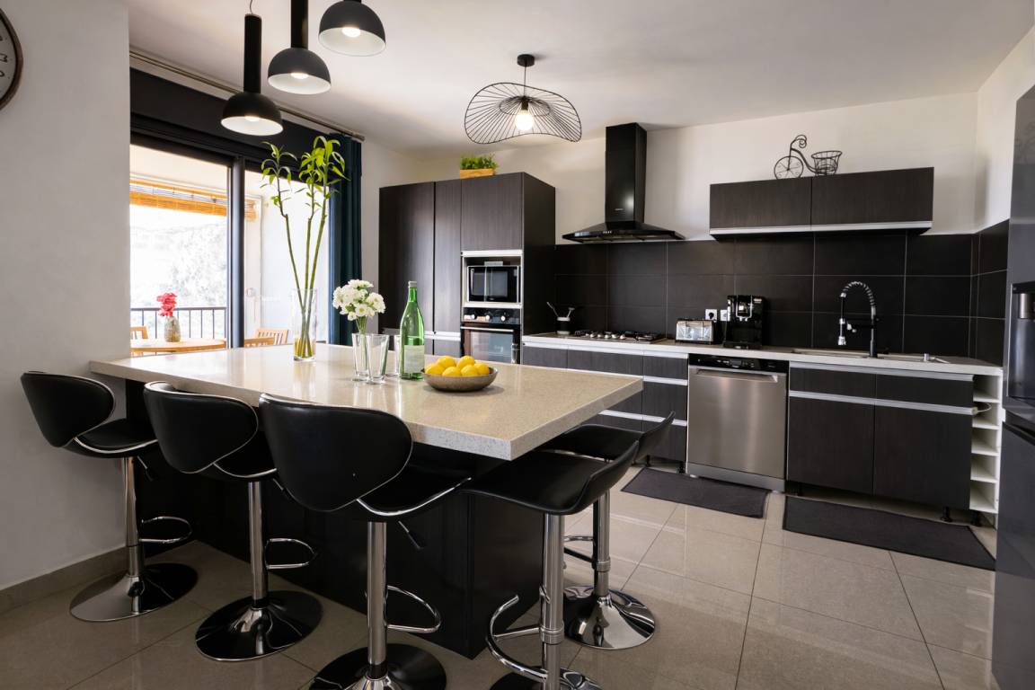 Cuisine équipée avec îlot central