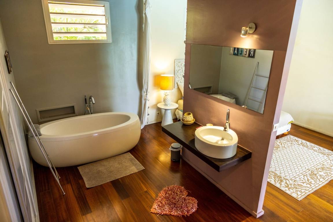 Salle de bain avec baignoire îlot