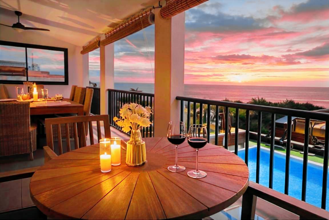 Terrasse de la Villa Kalyra au coucher de soleil face au lagon