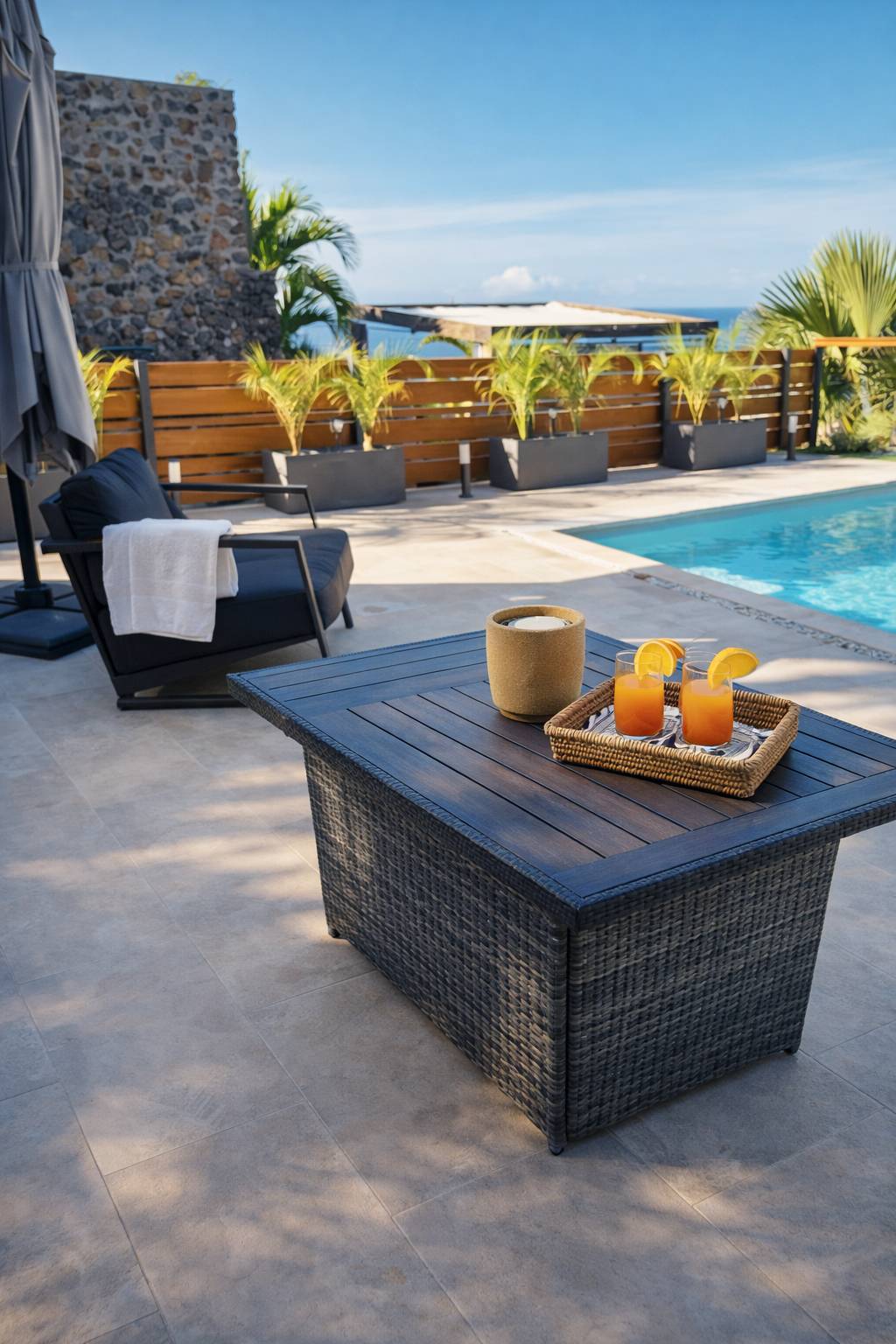 Salon extérieur et transats au bord de la piscine