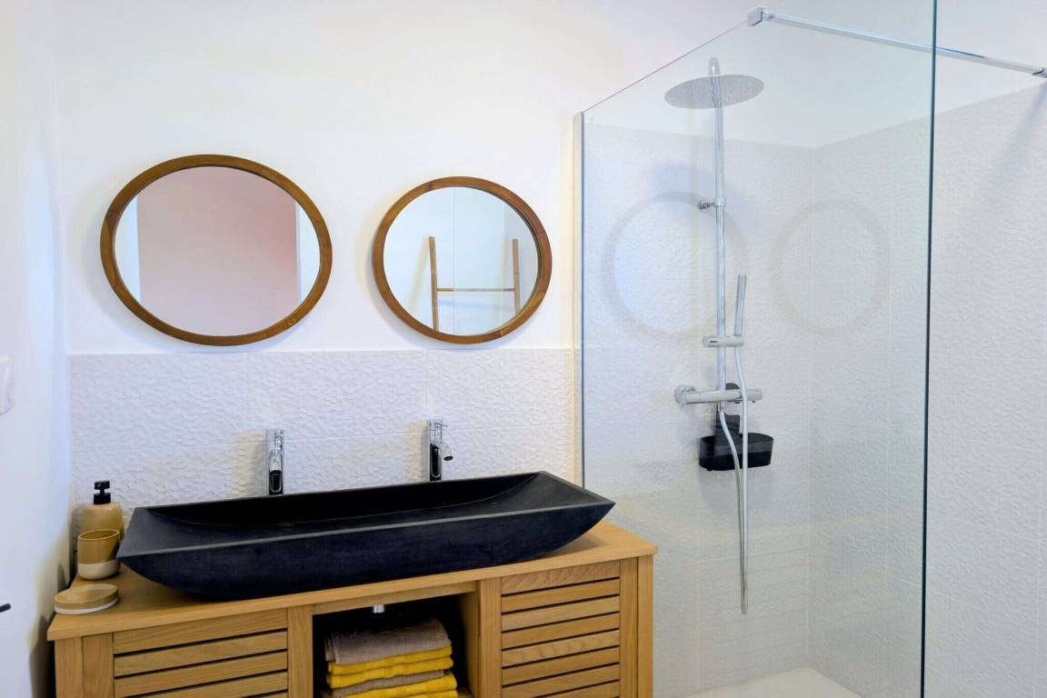 Salle d'eau avec double vasque en pierre et douche à l'italienne