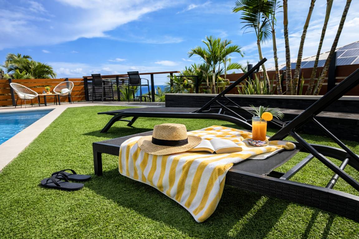 Bain de soleil au bord de la piscine dans le jardin tropical