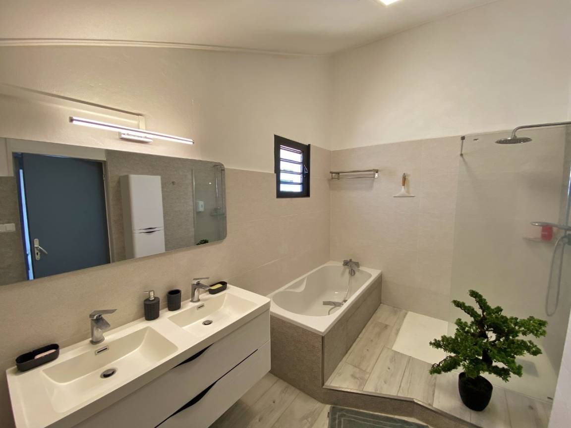 Salle de bain moderne avec double vasque et baignoire
