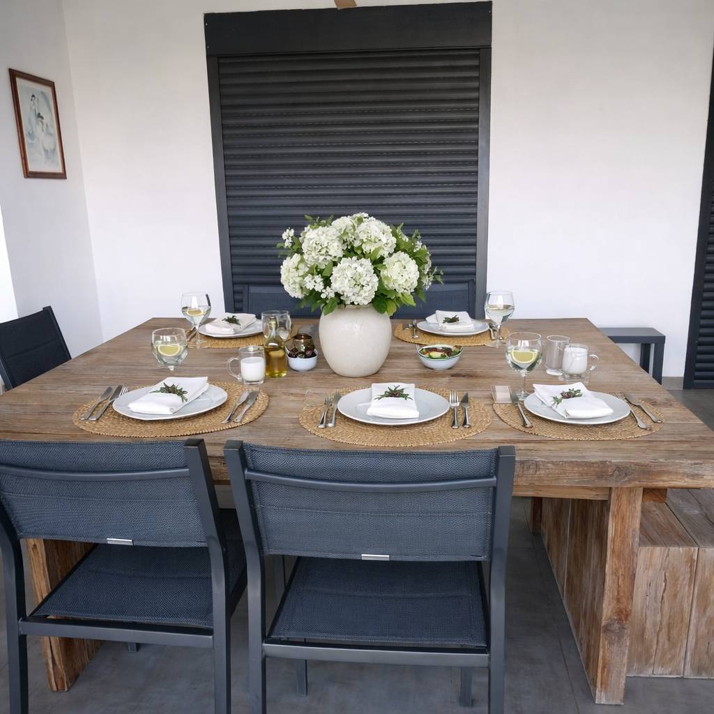 Grande table à manger dressée